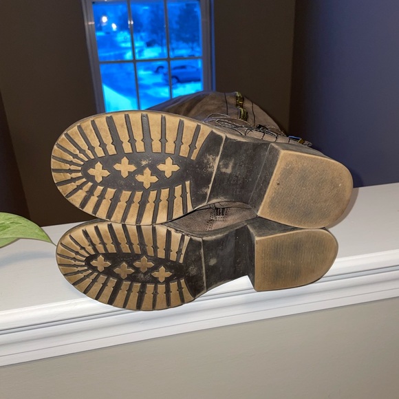 Tall lug heel Pull On Boot - Picture 9 of 9